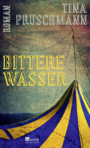 Buchcover "Bittere Wasser" von Tina Pruschmann, Rowohlt Verlag. Stilisiertes Zirkus-Zelt als Coverillustration.