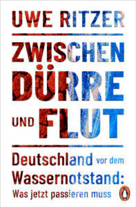 Buchcover "Zwischen Dürre und Flut" von Uwe Ritzer. Untertitel: Deutschland vor dem Wassernotstand - was jetzt passieren muss. Penguin Verlag. Weißer Hintergrund, die Schrift ist in den rot-weiß mit Verlauf gehalten.