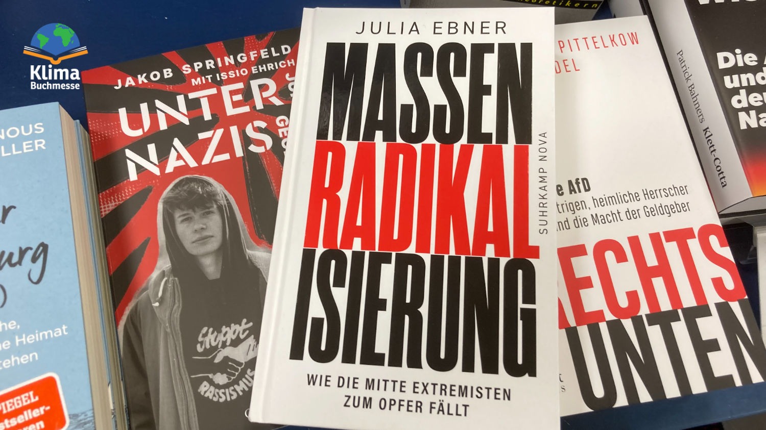 Das Buch "Massenradikalisierung" von Julia Ebner, Suhrkamp, liegt auf anderen Büchern mit Titeln wie "Unter Nazis" und Rechts unten".